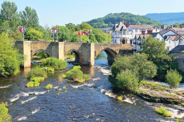 ponte ad arco in pietra sul fiume dee a llangollen, galles - dee river river denbighshire wales foto e immagini stock