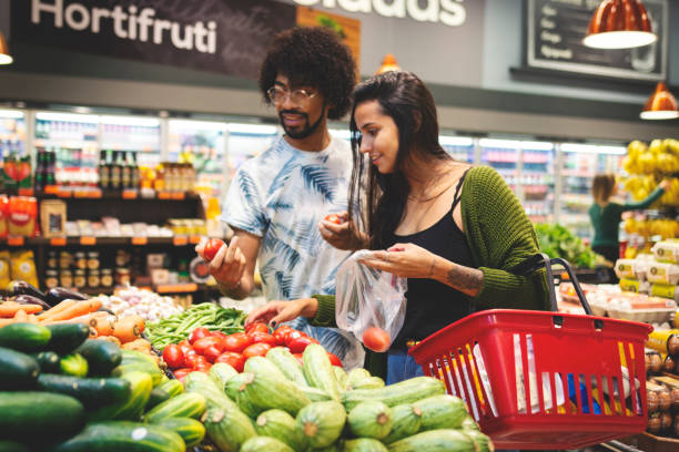 食料品の買い物で若いカップル - convenience store merchandise consumerism customer ストックフォトと画像