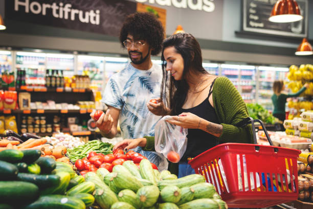 Young couple in the grocery shopping Couple in the grocery convenience store stock pictures, royalty-free photos & images