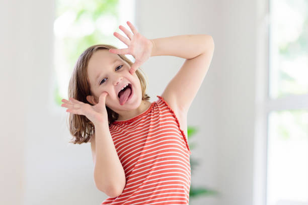 子供の面白い顔。からかう子供笑ってる女の子 - grimacing ストックフォトと画像