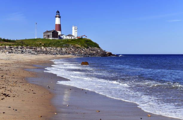 대서양, 롱 아일랜드, 뉴욕에 몬탁 등대가있는 해안 장면 - the hamptons long island lighthouse 뉴스 사진 이미지