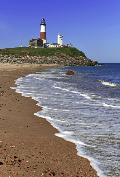 대서양, 롱 아일랜드, 뉴욕에 몬탁 등대가있는 해안 장면 - the hamptons long island lighthouse 뉴스 사진 이미지