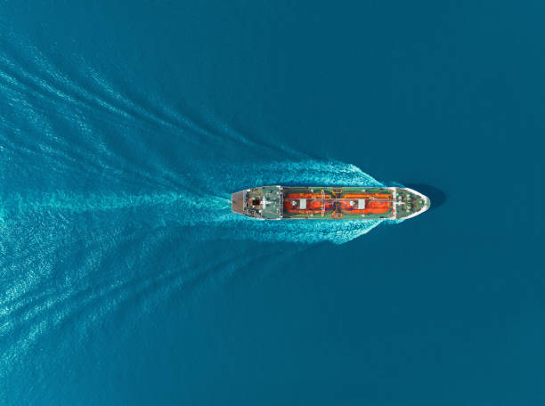 vista aerea dall'alto petroliera carnatrice carier oil dalla raffineria sul mare. - gas naturale liquefatto foto e immagini stock