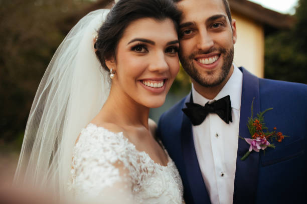 novia y novio tomando un selfie el día de la boda - bridal portrait fotografías e imágenes de stock
