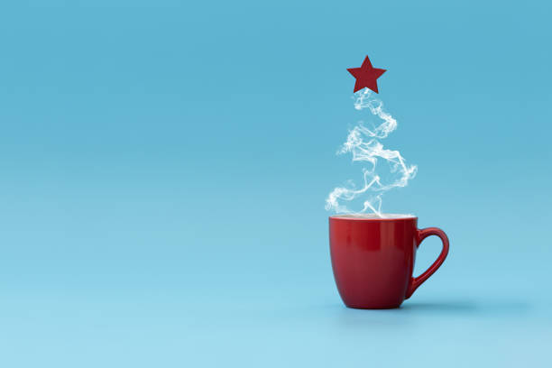 julgran gjord av ångande kaffe med röd stjärna. morgon drink. jul-eller nyårs firande koncept. kopiera utrymme. - julfika bildbanksfoton och bilder