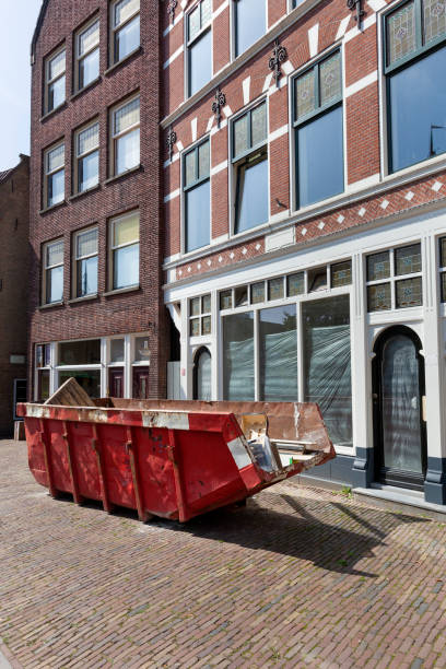czerwony skip na ulicy w rotterdamie - garbage dump vertical outdoors nobody zdjęcia i obrazy z banku zdjęć