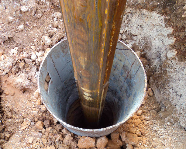 maquinaria de servicio pesado utilizada para perforar agujeros en el suelo en el sitio de construcción. detalles de edificios de carreteras con perforadora rotativa - drill mining rock borehole fotografías e imágenes de stock