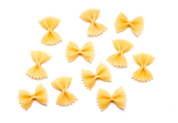 italienische pasta, rohe italienische pasta isoliert auf weißem hintergrund - pasta raw traditional culture heap stock-fotos und bilder