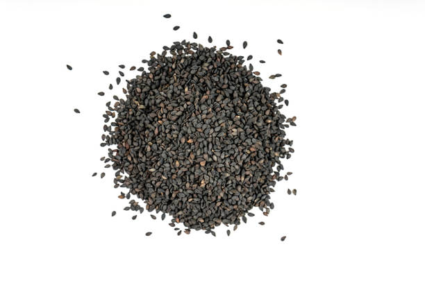 semillas de sésamo negro aisladas sobre un fondo blanco. - sesame seed white isolated on white fotografías e imágenes de stock