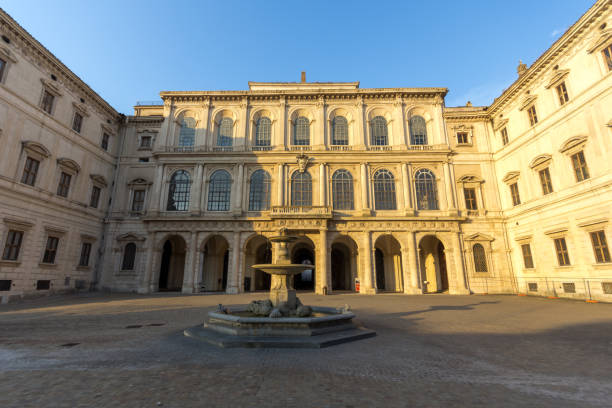coucher du soleil au palazzo barberini - galerie nationale d'art antique à rome, italie - palazzo barberini photos et images de collection