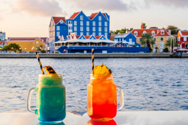 curaçao, willemstad-st anna bay-otrobanda district - otrobanda - fotografias e filmes do acervo