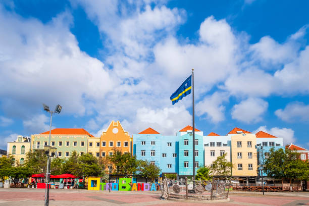 bandeira de curaçao que acena no distrito de otrobanda, willemstad - otrobanda - fotografias e filmes do acervo