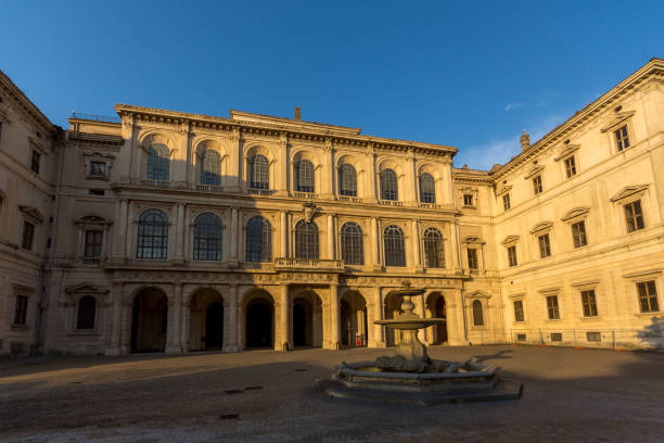 パラッツォ・バルビリーニの夕日 - ローマの古代美術の国立美術館、イタリア - palazzo barberini ストックフォトと画像