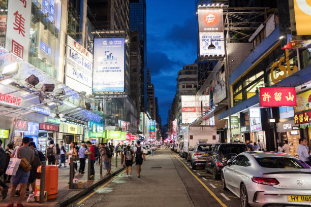 mongkok, vue de rue de hong kong - hong shopping night skyline photos et images de collection