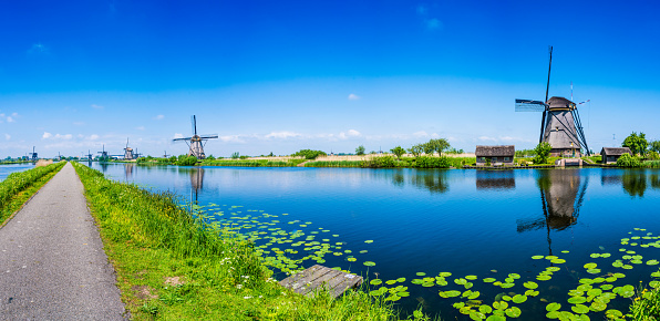 Molinos de viento holandeses tradicionales en Holanda photo
