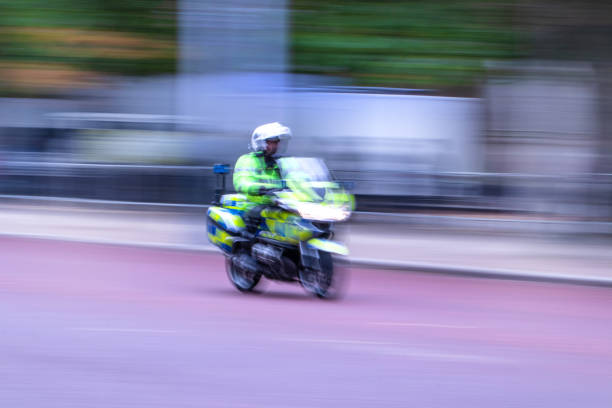 추상적 인 움직임은 런던, 영국의 쇼핑몰을 따라 과속 메트로폴리탄 오토바이 경찰관 흐리게 - british transport police 뉴스 사진 이미지