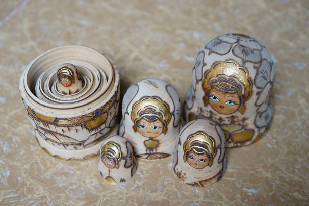 matryoshka doll - russian nesting doll growth evolution repetition imagens e fotografias de stock