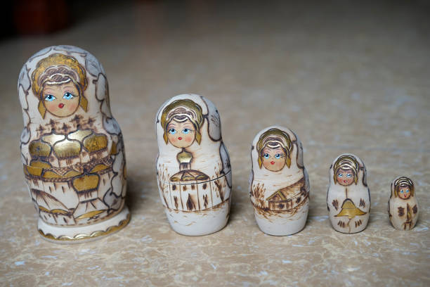 マトリョーシカ人形 - russian nesting doll growth evolution repetition ストックフォトと画像