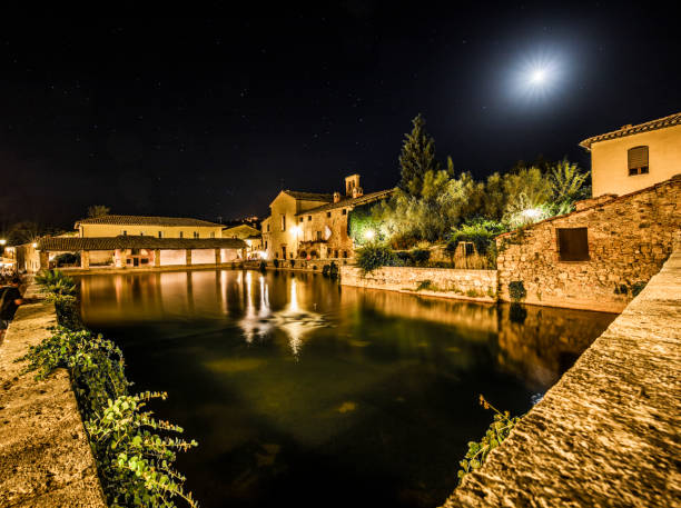 ancient village bagno vignoni in tuscany - italy - vignoni imagens e fotografias de stock