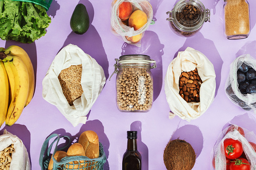 Concepto de compra de comestibles saludables de cero residuos: legumbres, frutas, verduras y verduras en bolsas de malla o algodón y frascos de vidrio photo