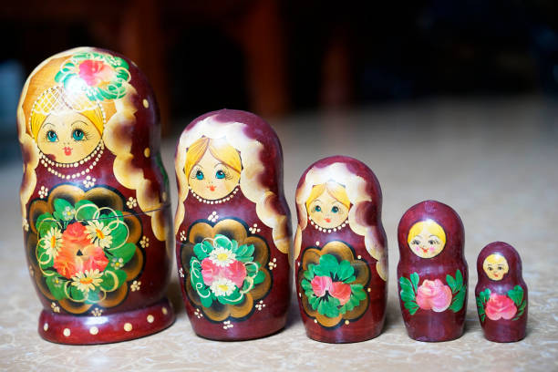 マトリョーシカ人形 - russian nesting doll growth evolution repetition ストックフォトと画像