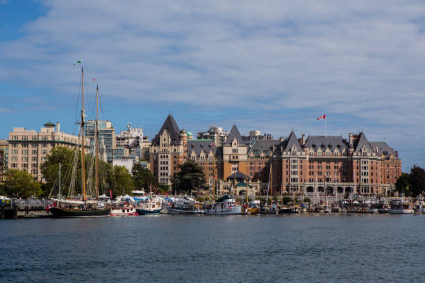 busy victoria inner harbour - empress hotel imagens e fotografias de stock