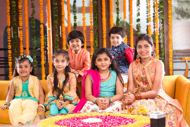 garçons et filles encourageant le festival indien traditionnel - hinduism teenager female indian ethnicity photos et images de collection