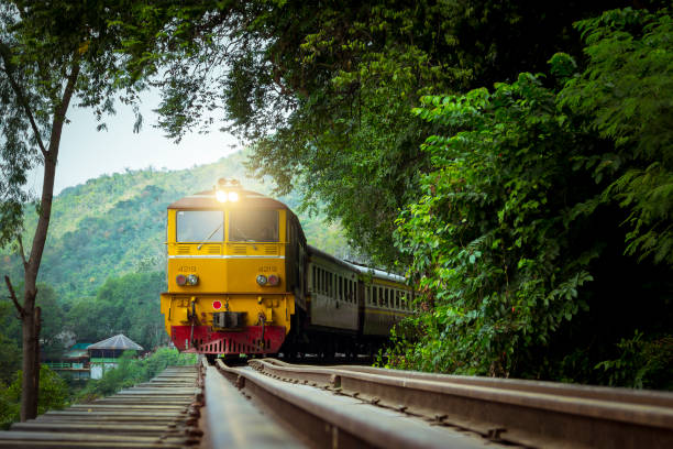 train vintage de thaïlande. - kanchanaburi province travel asia forest photos et images de collection