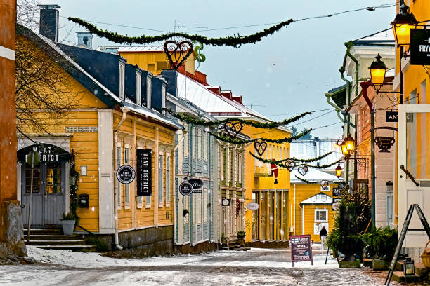 tiendas de regalos de la calle del casco antiguo con decoraciones navideñas, guirnaldas, bonitas linternas callejeras y santa colgando de la ventana - suomenlinna fotografías e imágenes de stock