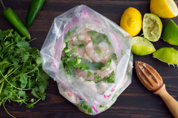 marinating shrimp for margarita shrimp tacos - green bell pepper green bell pepper organic imagens e fotografias de stock