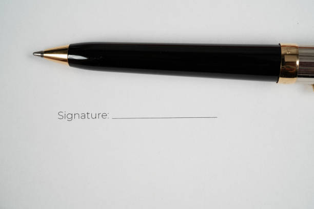 istock Signature line with pen 1171783863