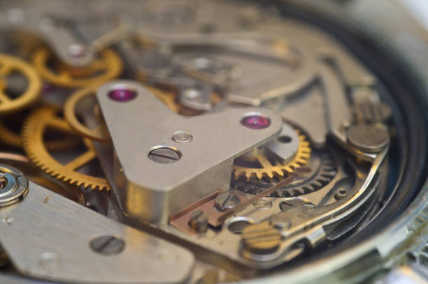 relojería, engranajes en un viejo reloj. concepto de trabajo en equipo, idea, tecnología, eternidad, negocio. macro - watchmaking fotografías e imágenes de stock