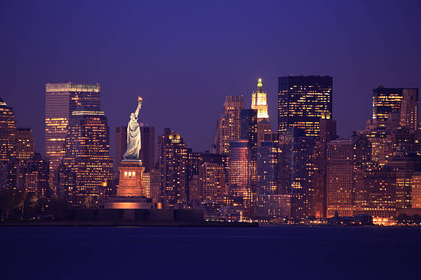 vue sur la ville de new york - manhattan skyline downtown district night photos et images de collection