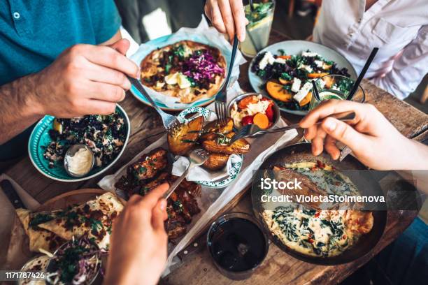 Enjoying Lunch With Friends - Fotografias de stock e mais imagens de Restaurante - Restaurante, Comida, Comer