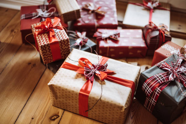 weihnachtsgeschenk zu hause - weihnachtsgeschenk stock-fotos und bilder