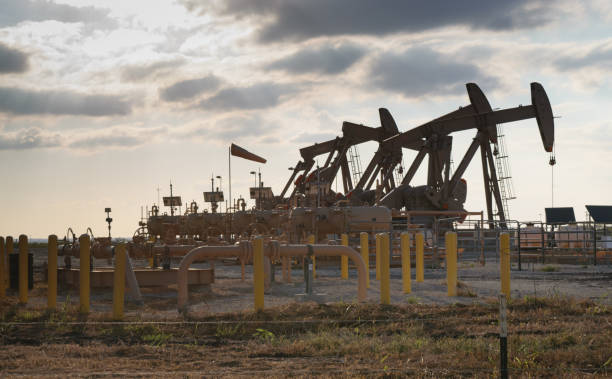 ölpumpenaggregat pump pumping in the eagle ford in south texas - fracking stock-fotos und bilder