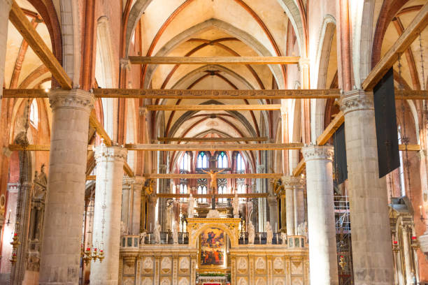 basilika santa maria gloriosa dei frari in venedig - cathedral italy venice italy inside of stock-fotos und bilder
