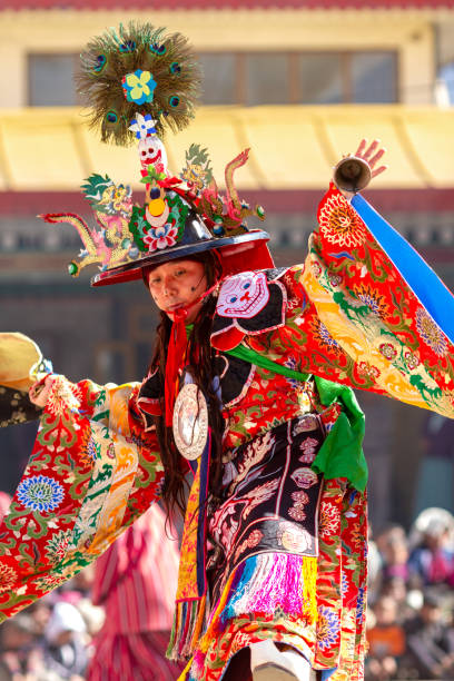 lama no traje ritual e o chapéu ornamentado executam um mistério religioso histórico dança do chapéu negro do buddhism tibetano no festival da dança de cham no monastery de enchey - cham mask - fotografias e filmes do acervo