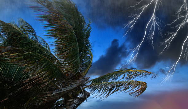 ciel des caraïbes avant l'arrivée d'ouragan - curfew photos et images de collection