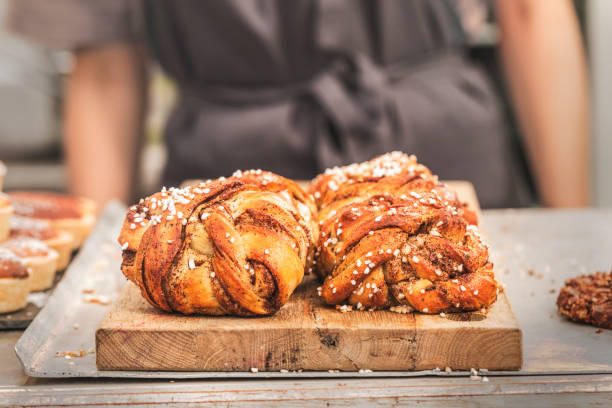 kuvapankkikuvat ja rojaltivapaat kuvat aiheesta kierrettyjä perinteisiä ruotsalaisia kanelipullia kahvilassa - sweet bun