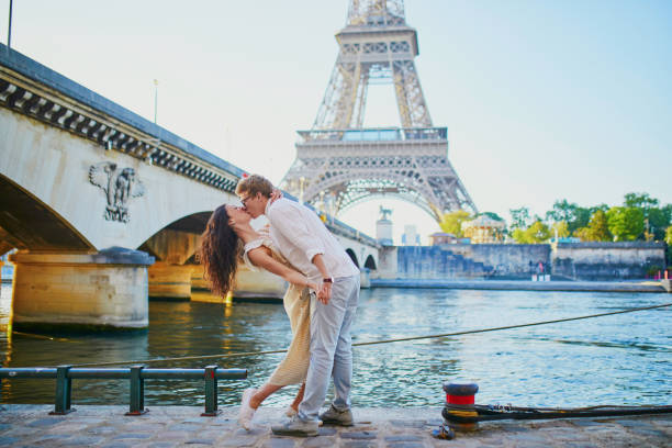 Glückliches romantisches Paar in Paris, in der Nähe des Eiffelturms – Foto
