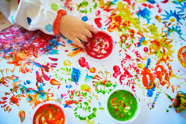 hand of little girls painting with fingers - brushing human hand paintbrush artist imagens e fotografias de stock