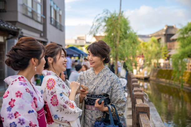 日本の伝統的な村で話す浴衣の母と娘 - 夏祭り ストックフォトと画像