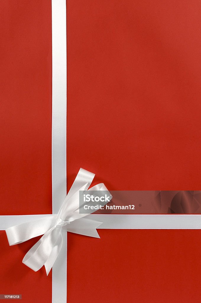 Biały prezent Czerwona wstążka na papierze - Zbiór zdjęć royalty-free (Barwne tło)