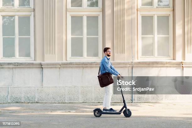 Op Weg Naar Het Werk Stockfoto en meer beelden van Step - Step, Scooter, Elektrische step