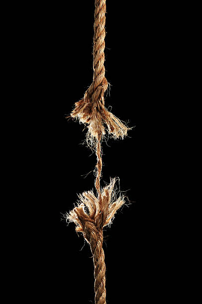 corda rompere di distanza - rope frayed emotional stress breaking foto e immagini stock