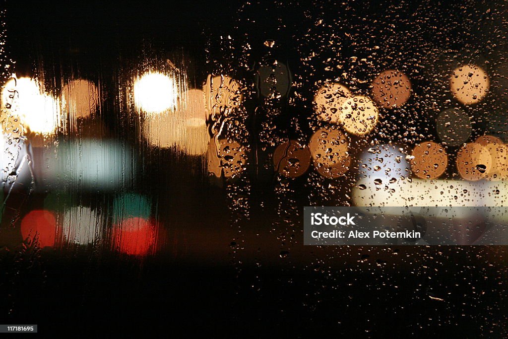 Autunno pioggia. Autunno bagnato notte windows-Sfondo astratto - Foto stock royalty-free di Notte