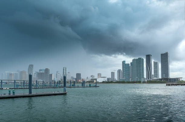 tiempo tormentoso en miami - florida weather urban scene dramatic sky fotografías e imágenes de stock