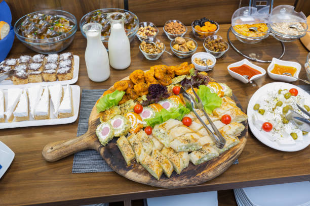 tavolo a buffet, colazione in un ristorante dell'hotel - luxury milk dinner glass foto e immagini stock
