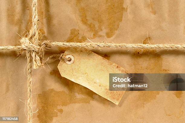 Bagnato Con Tag Colorato Grunge Parcel - Fotografie stock e altre immagini di A forma di croce - A forma di croce, Angolo - Forma, Avvolto